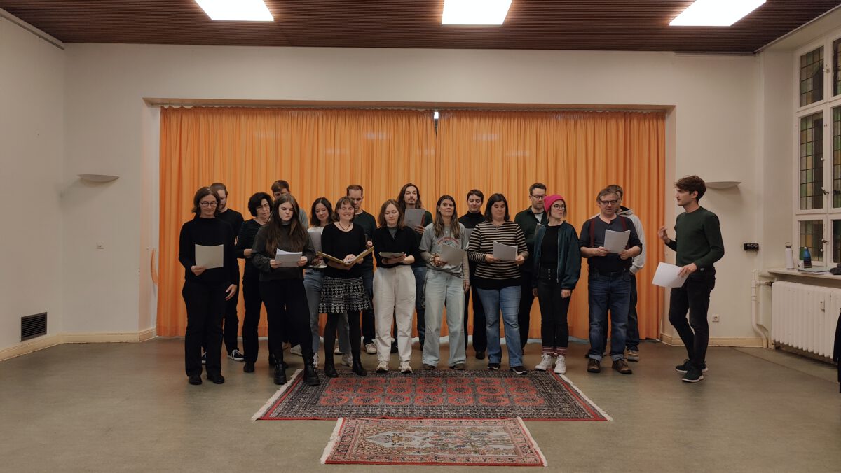 Kiezchor probt mit Noten an der Aufnahmeposition. Gleich ist Showtime!